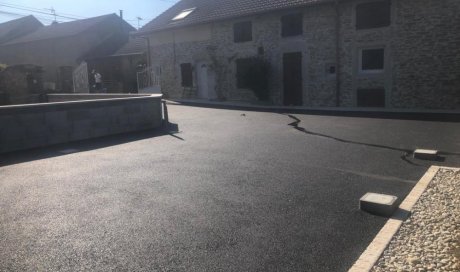 Préparation d'une cour avec trottoir en pavé et finition en enrobé à Chozeau