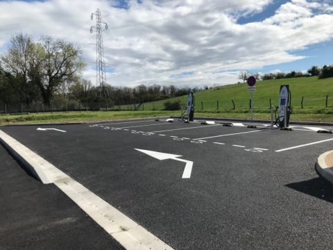 Création d'un parking en enrobé pour bornes de recharge électrique à Montalieu-Vercieu