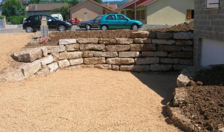 Création d'un mur d'enrochement par entreprise de terrassement à Morestel 