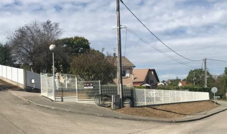 Réalisation d'une clôture en panneaux rigides et réfection de la cour à Bouvesse-Quirieu