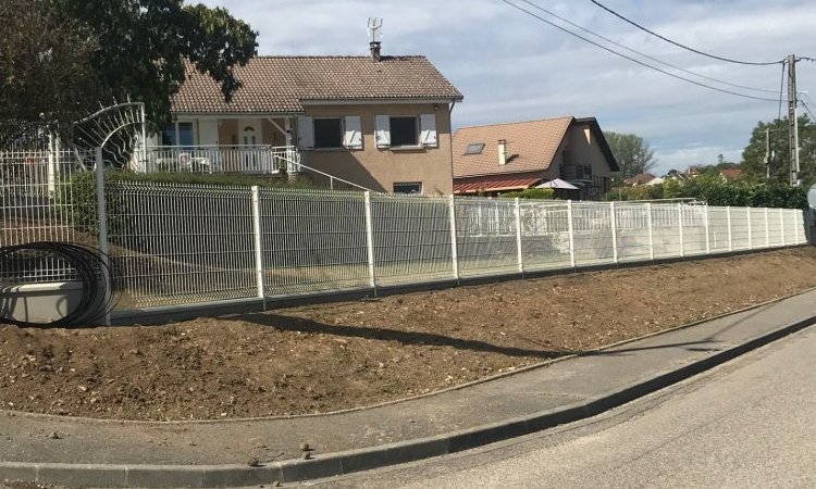 Réalisation d'une clôture en panneaux rigides et réfection de la cour à Bouvesse-Quirieu