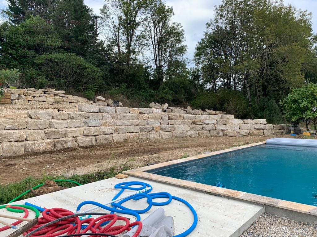 Enrochement + dalle autour de la piscine
